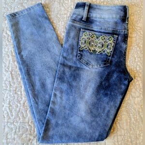 NYC Gal's Elegant Embroidered Skinny Jeans